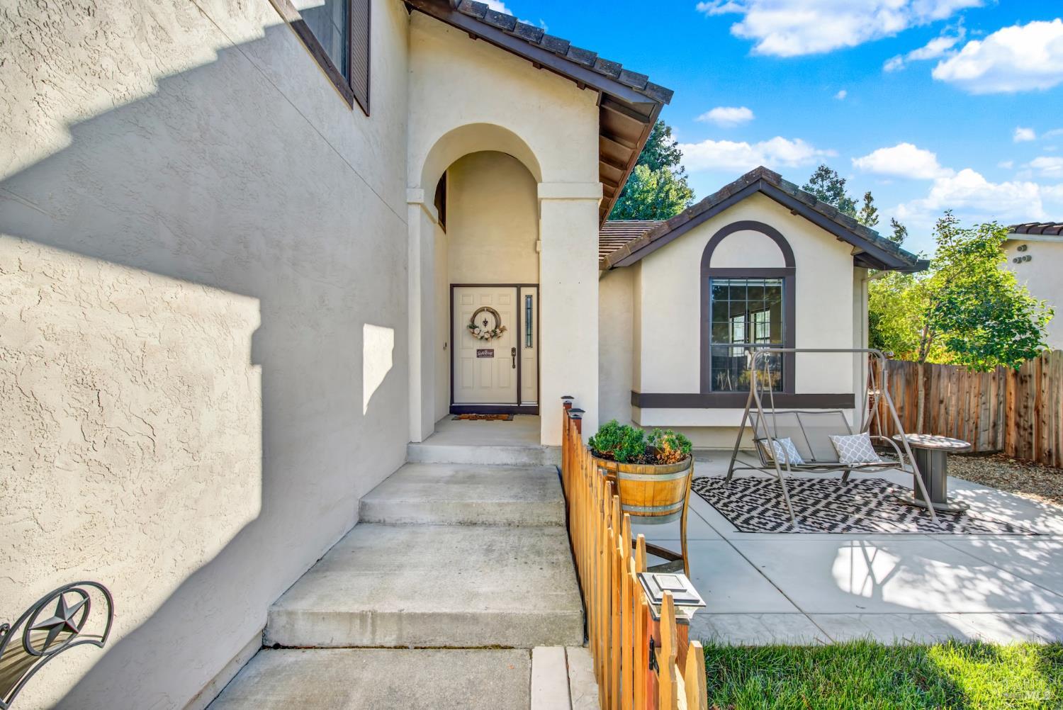 Detail Gallery Image 3 of 41 For 406 Stonecastle Way, Vacaville,  CA 95687 - 4 Beds | 2/1 Baths