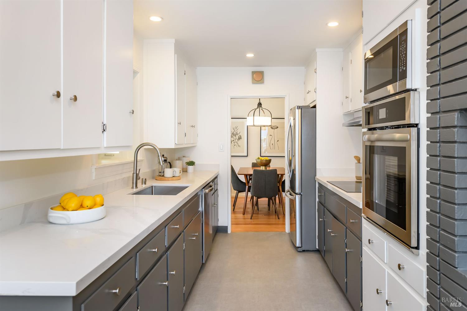 Detail Gallery Image 12 of 31 For 32 Knight Dr, San Rafael,  CA 94901 - 3 Beds | 2 Baths