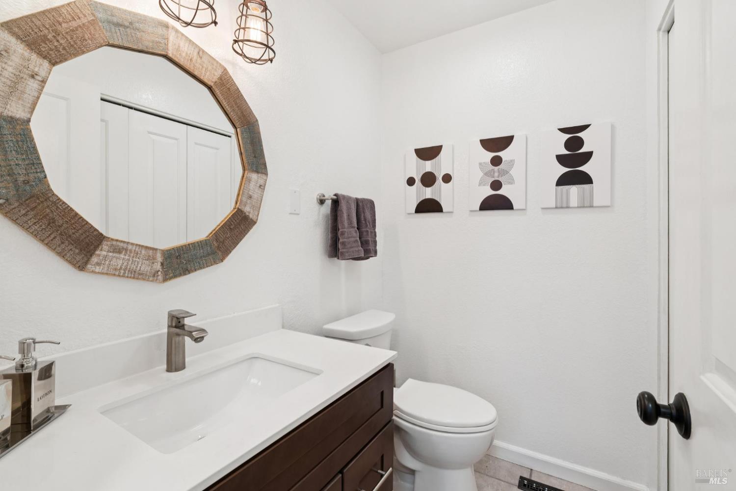Detail Gallery Image 11 of 28 For 1302 Marylyn Cir, Petaluma,  CA 94954 - 3 Beds | 2/1 Baths