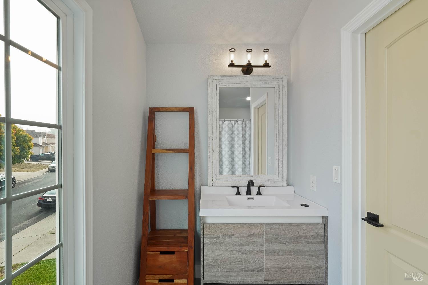 Detail Gallery Image 40 of 60 For 880 Knights Cir, Vallejo,  CA 94591 - 3 Beds | 2/1 Baths