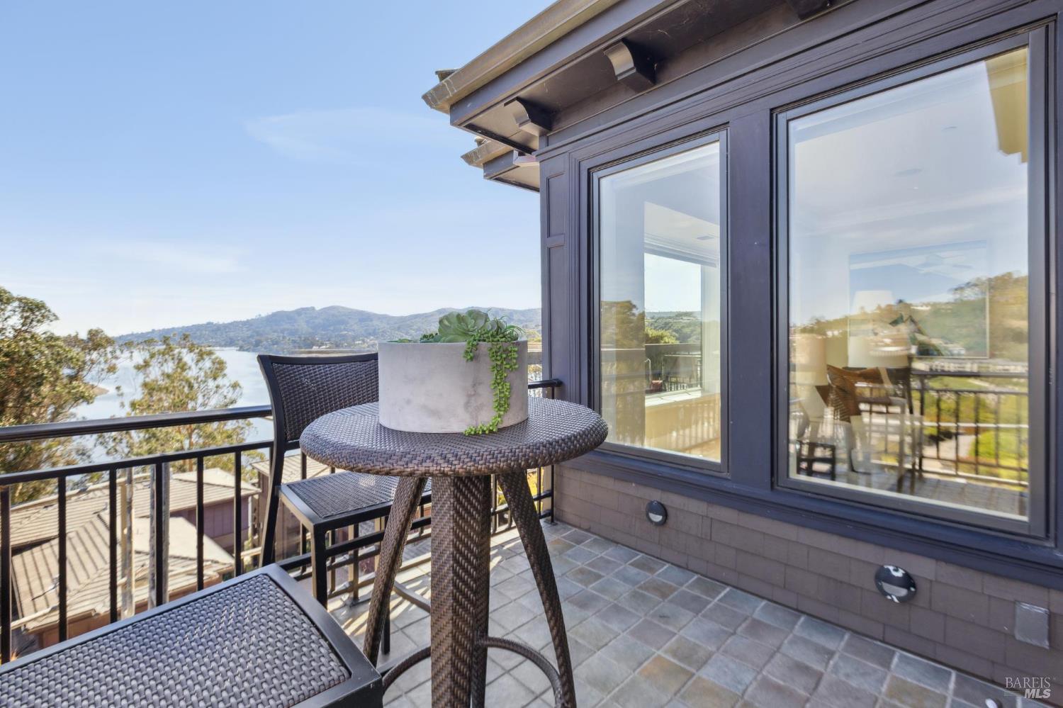 Detail Gallery Image 38 of 68 For 30 De Silva Island Dr, Mill Valley,  CA 94941 - 3 Beds | 2/1 Baths