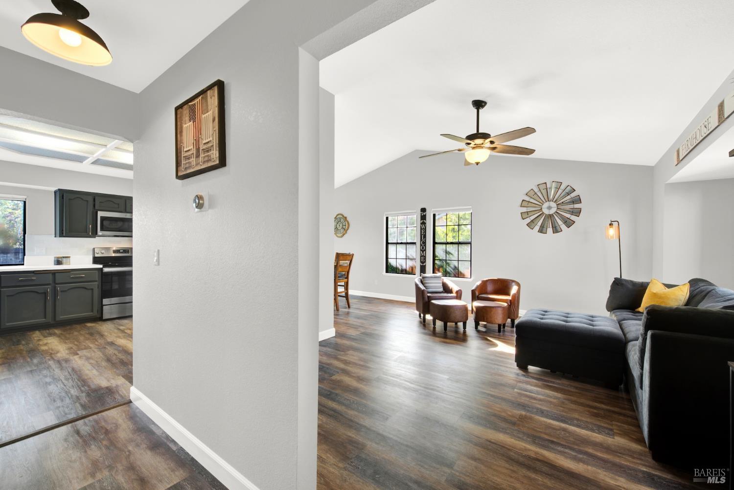 Detail Gallery Image 4 of 41 For 406 Stonecastle Way, Vacaville,  CA 95687 - 4 Beds | 2/1 Baths