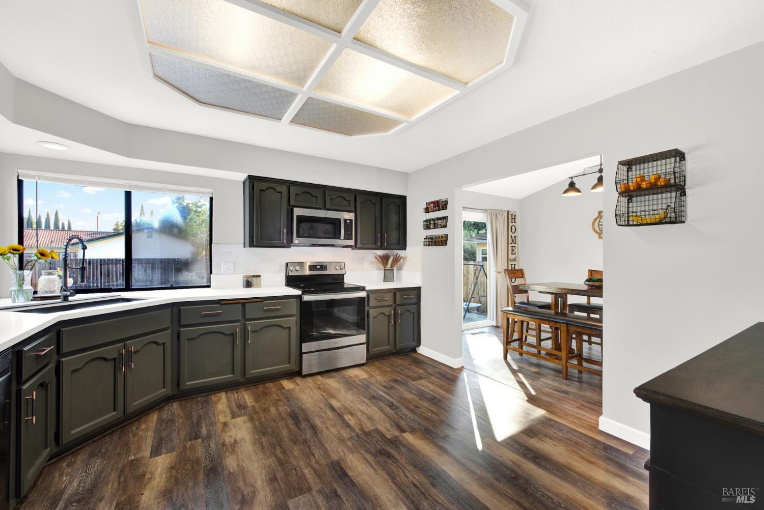 Detail Gallery Image 10 of 41 For 406 Stonecastle Way, Vacaville,  CA 95687 - 4 Beds | 2/1 Baths