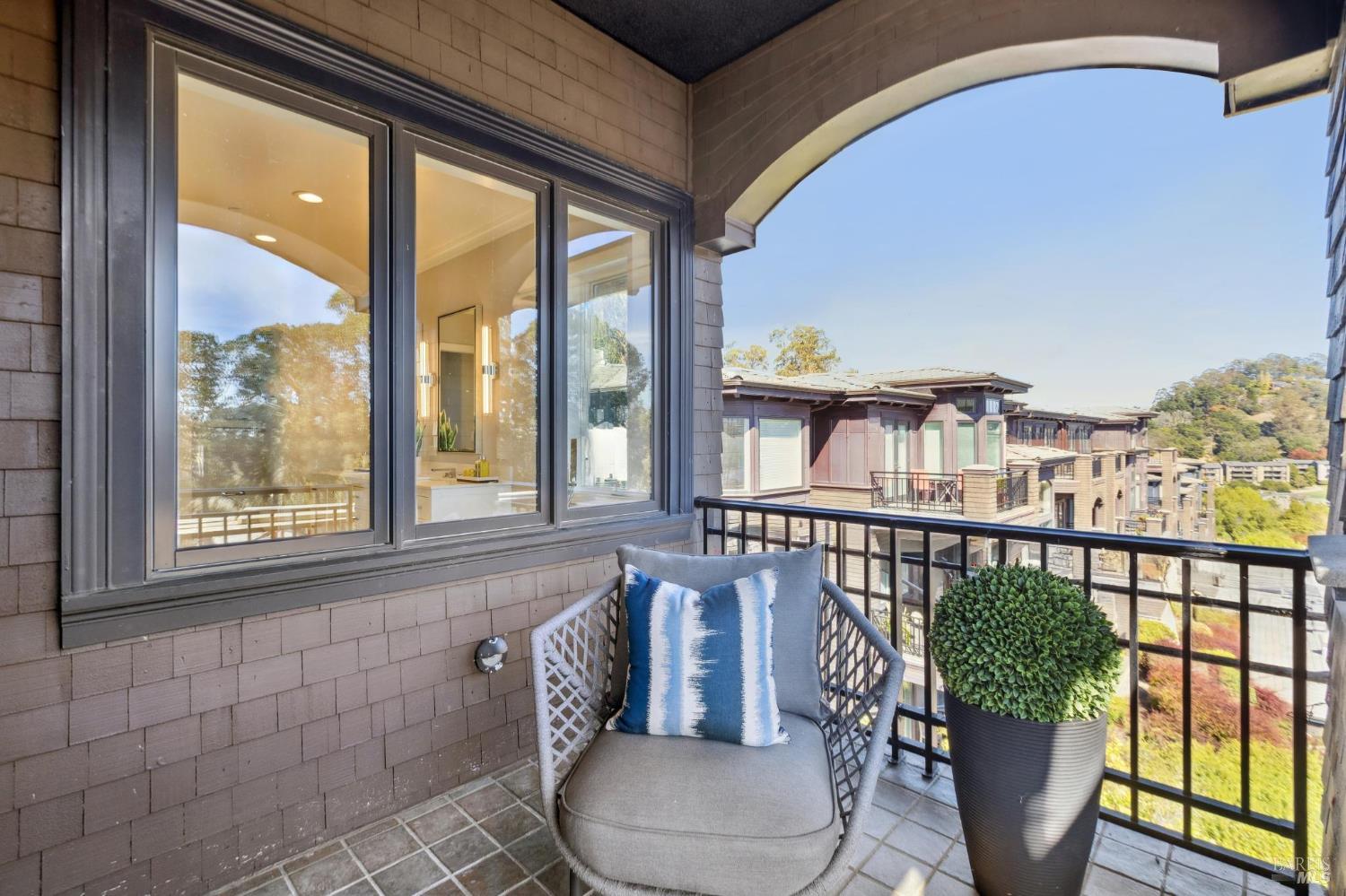 Detail Gallery Image 18 of 68 For 30 De Silva Island Dr, Mill Valley,  CA 94941 - 3 Beds | 2/1 Baths