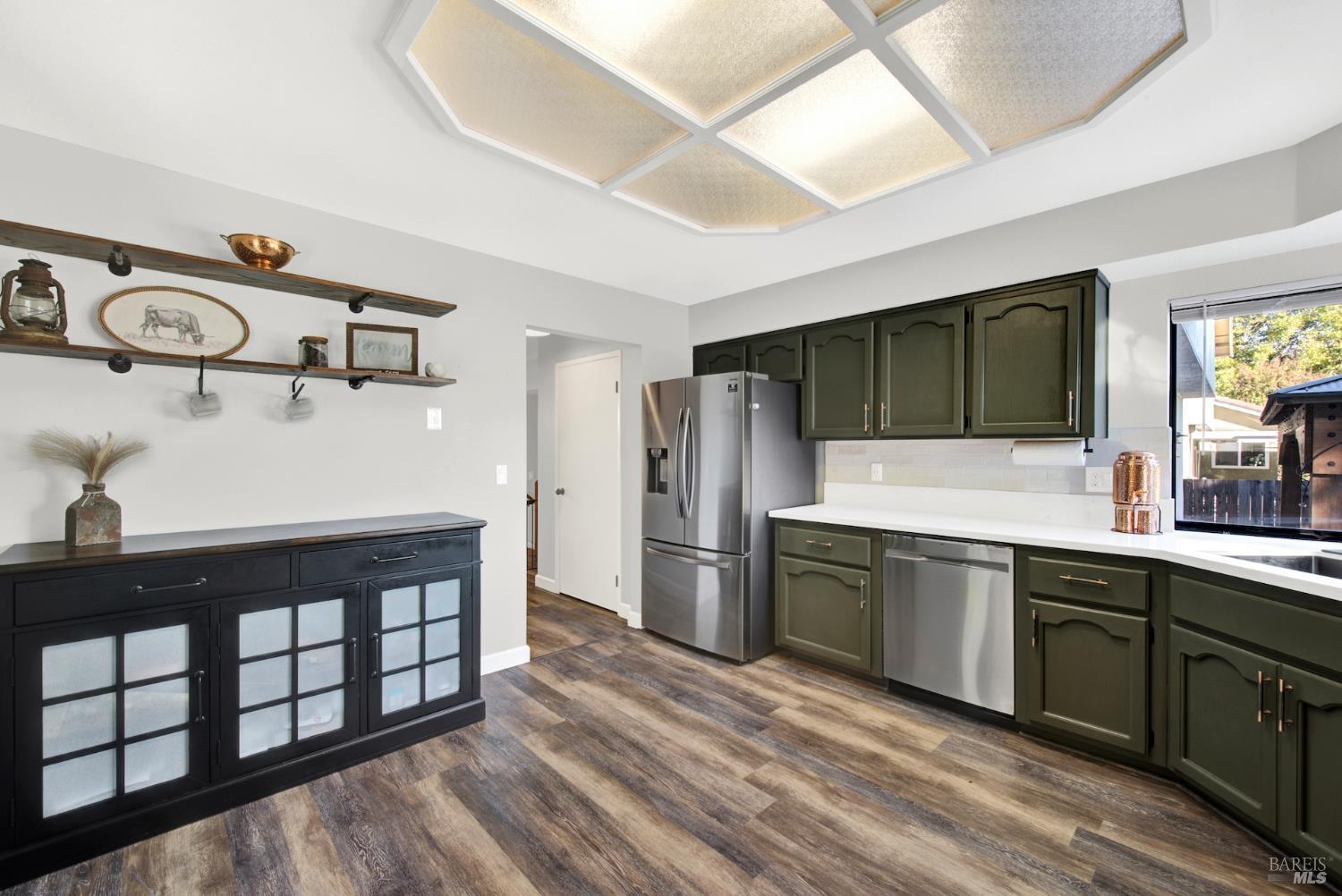 Detail Gallery Image 12 of 41 For 406 Stonecastle Way, Vacaville,  CA 95687 - 4 Beds | 2/1 Baths