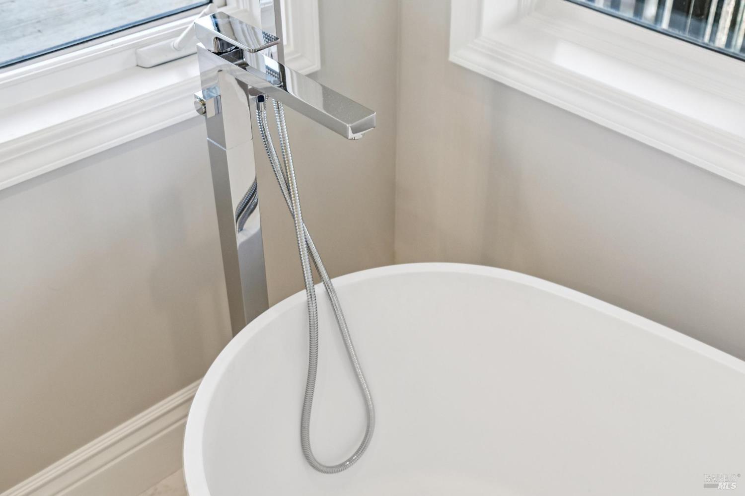 Detail Gallery Image 14 of 68 For 30 De Silva Island Dr, Mill Valley,  CA 94941 - 3 Beds | 2/1 Baths