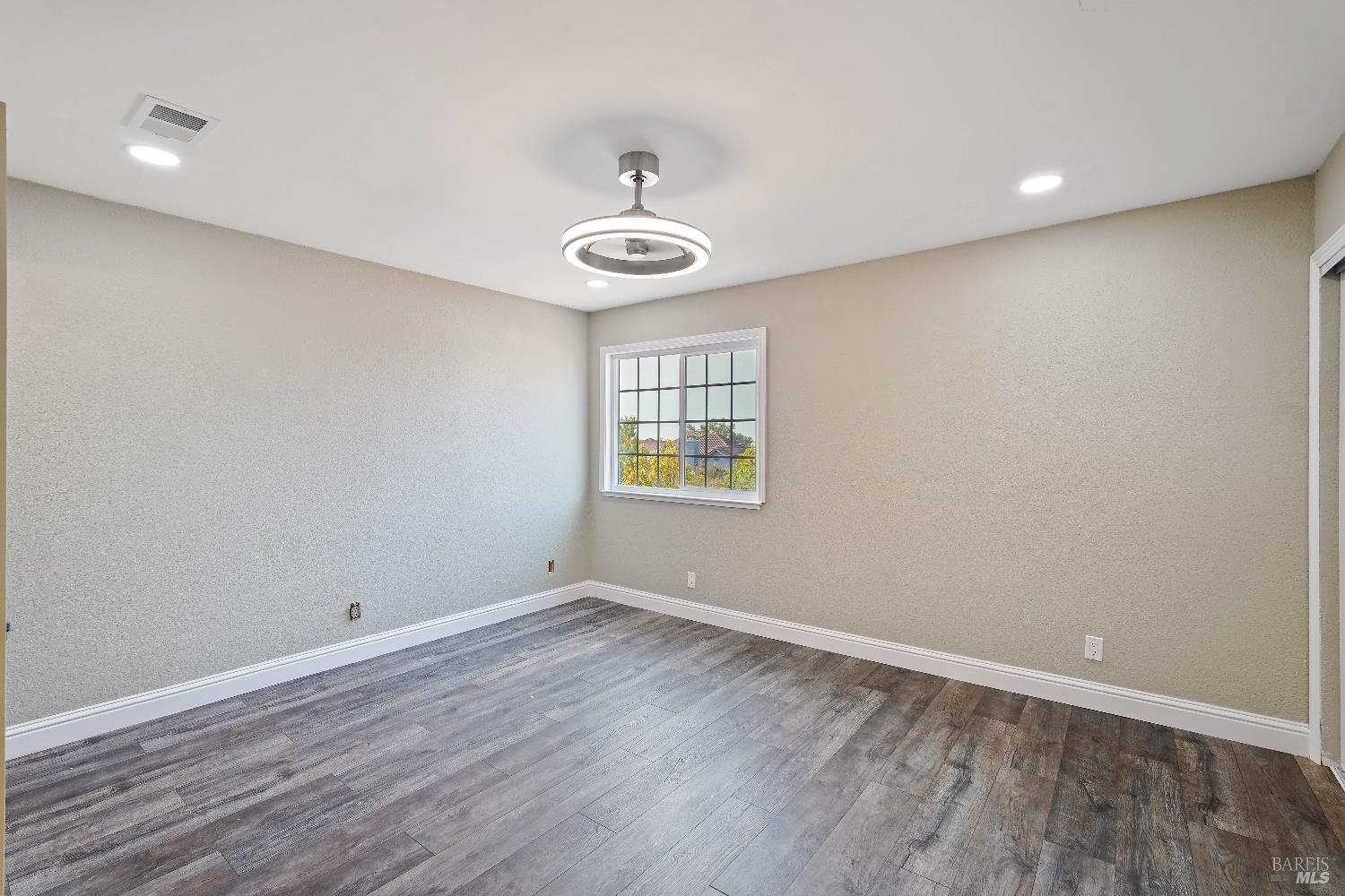 Detail Gallery Image 24 of 60 For 880 Knights Cir, Vallejo,  CA 94591 - 3 Beds | 2/1 Baths