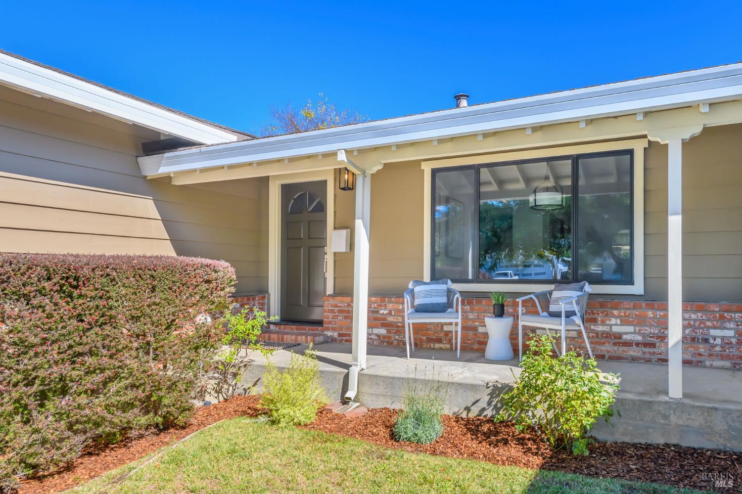 Detail Gallery Image 2 of 31 For 32 Knight Dr, San Rafael,  CA 94901 - 3 Beds | 2 Baths