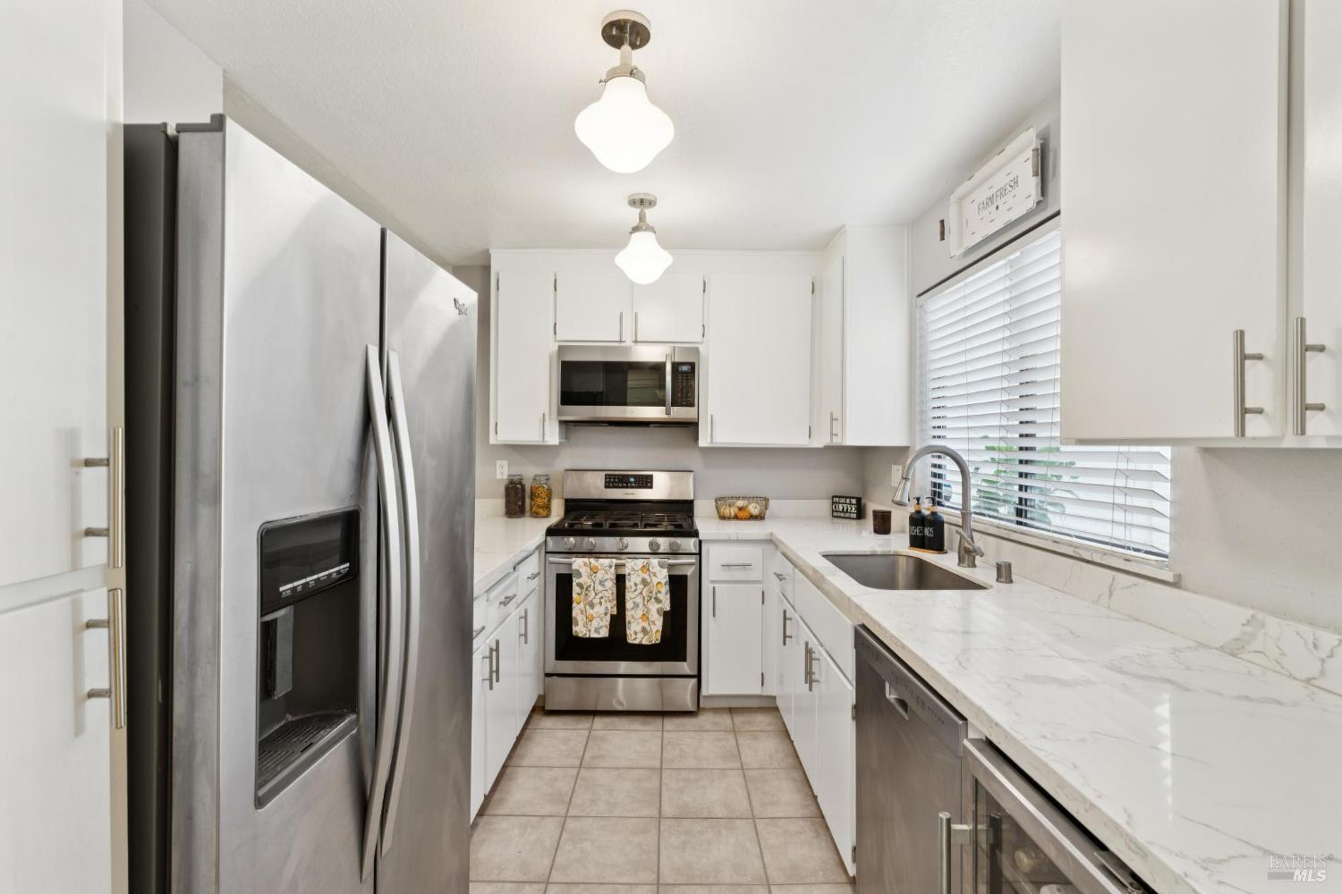 Detail Gallery Image 9 of 28 For 1302 Marylyn Cir, Petaluma,  CA 94954 - 3 Beds | 2/1 Baths