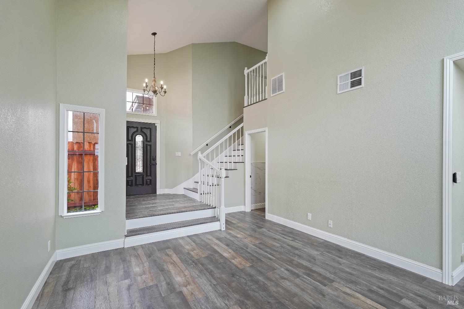 Detail Gallery Image 4 of 60 For 880 Knights Cir, Vallejo,  CA 94591 - 3 Beds | 2/1 Baths