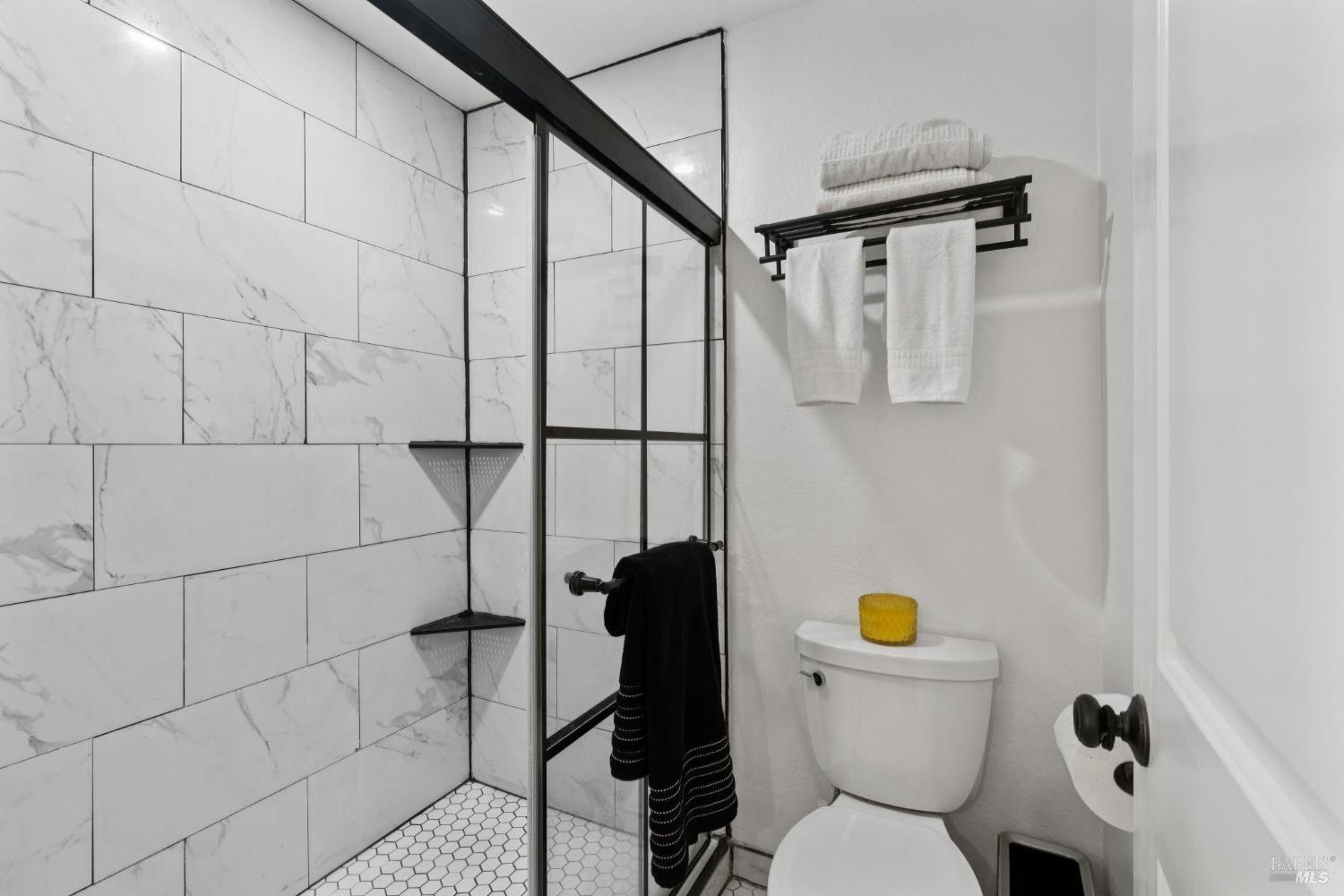 Detail Gallery Image 17 of 28 For 1302 Marylyn Cir, Petaluma,  CA 94954 - 3 Beds | 2/1 Baths