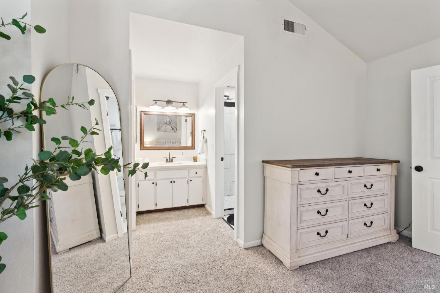 Detail Gallery Image 14 of 28 For 1302 Marylyn Cir, Petaluma,  CA 94954 - 3 Beds | 2/1 Baths