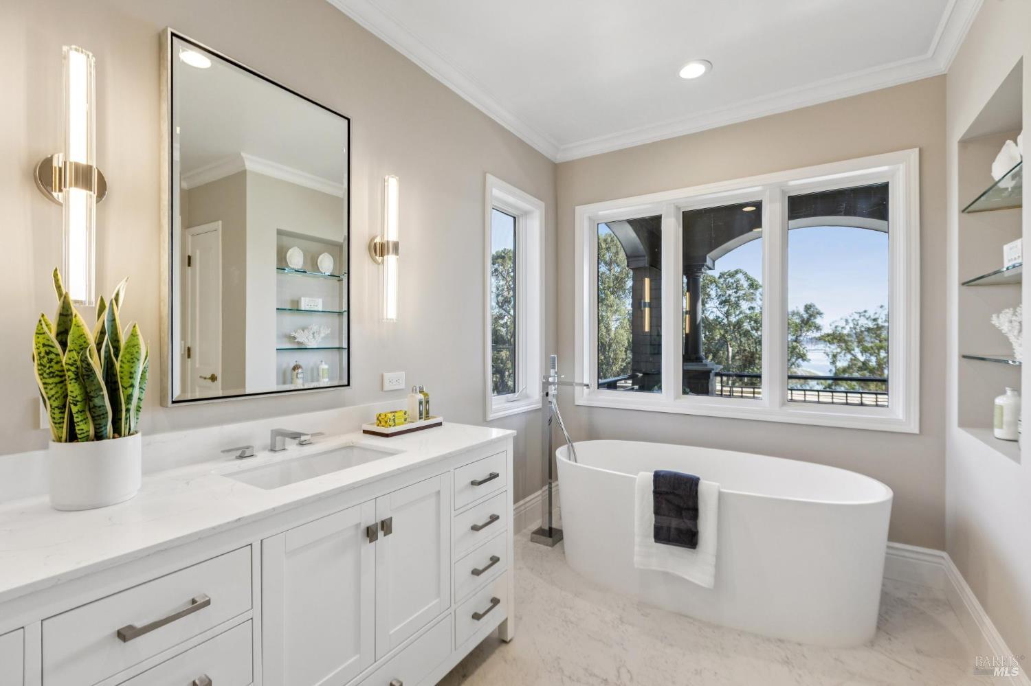 Detail Gallery Image 12 of 68 For 30 De Silva Island Dr, Mill Valley,  CA 94941 - 3 Beds | 2/1 Baths