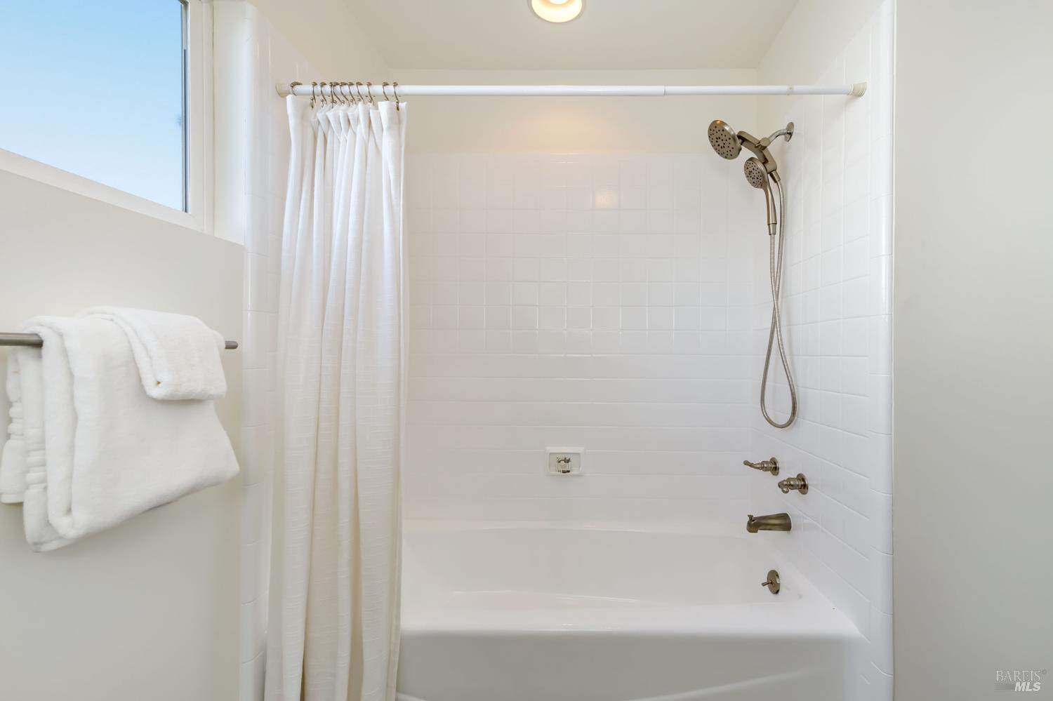Detail Gallery Image 20 of 31 For 32 Knight Dr, San Rafael,  CA 94901 - 3 Beds | 2 Baths