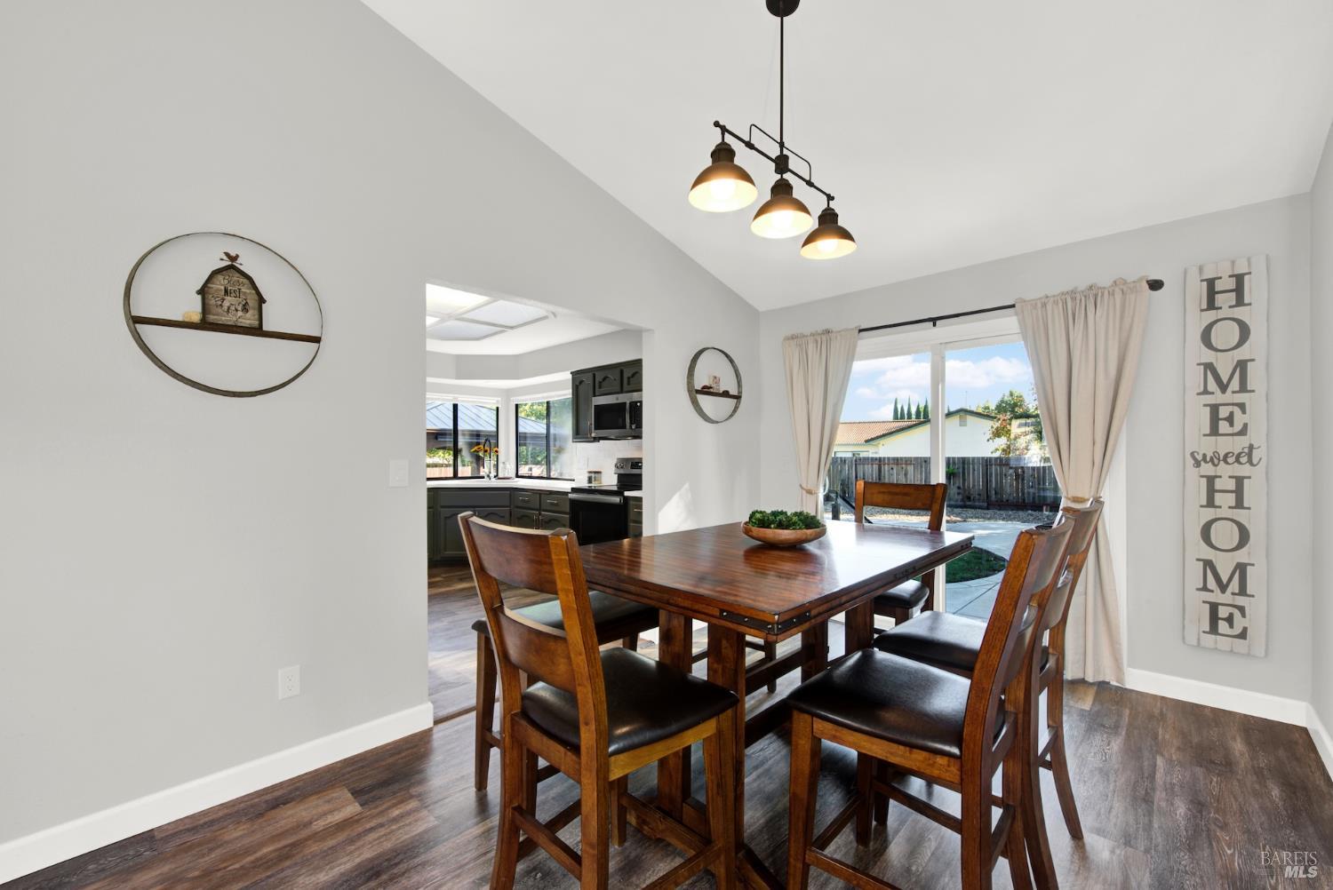 Detail Gallery Image 7 of 41 For 406 Stonecastle Way, Vacaville,  CA 95687 - 4 Beds | 2/1 Baths