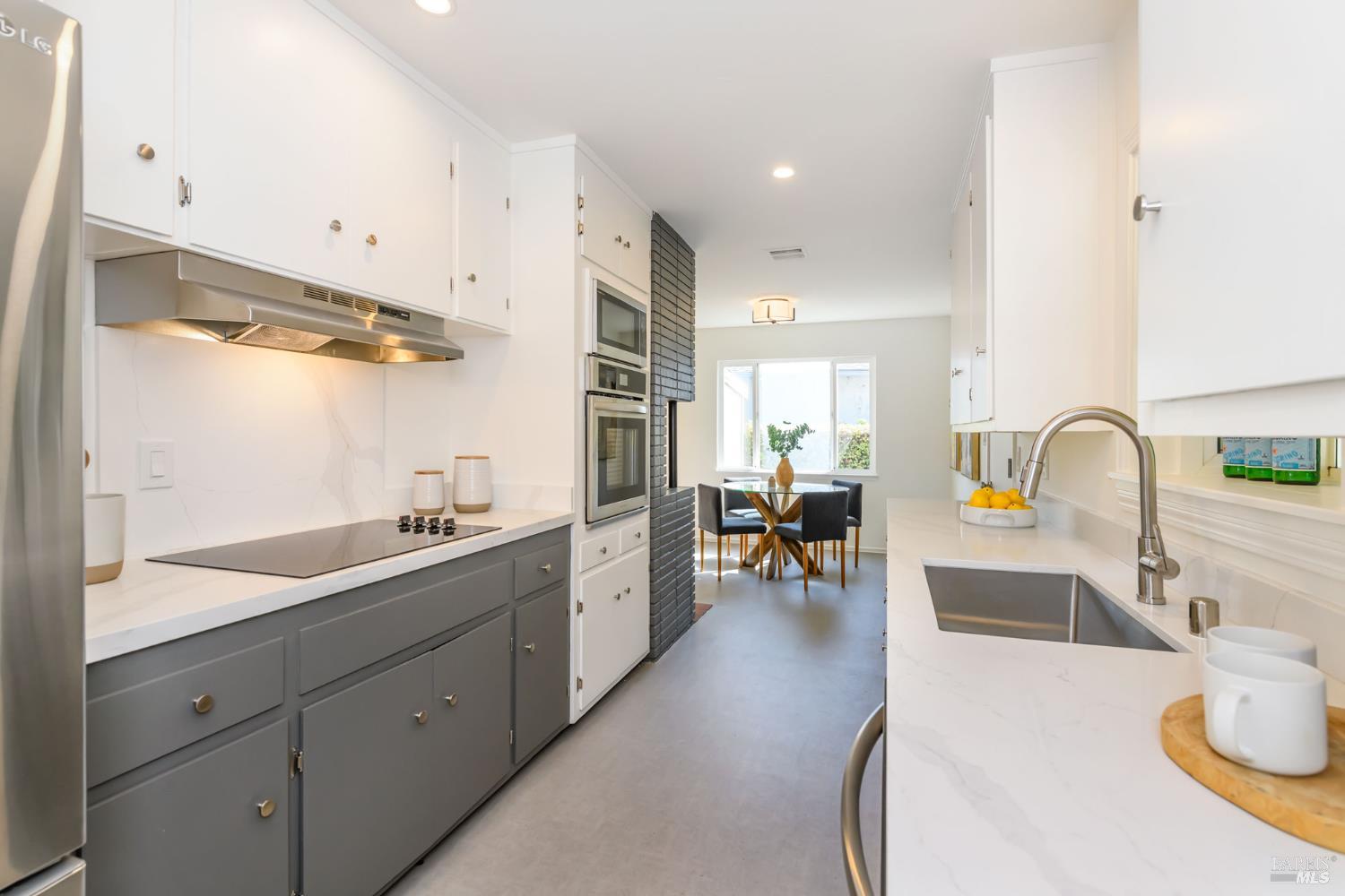 Detail Gallery Image 13 of 31 For 32 Knight Dr, San Rafael,  CA 94901 - 3 Beds | 2 Baths