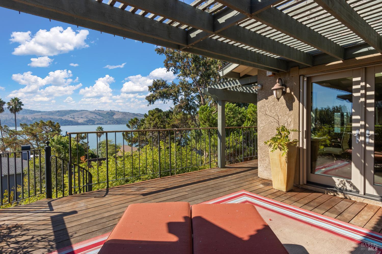 Detail Gallery Image 8 of 53 For 1372 Bonita Bahia Ct, Benicia,  CA 94510 - 3 Beds | 2/1 Baths