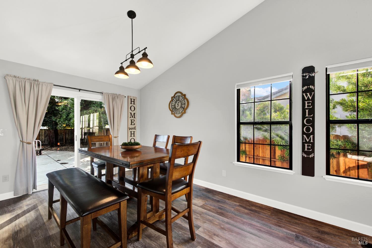 Detail Gallery Image 8 of 41 For 406 Stonecastle Way, Vacaville,  CA 95687 - 4 Beds | 2/1 Baths