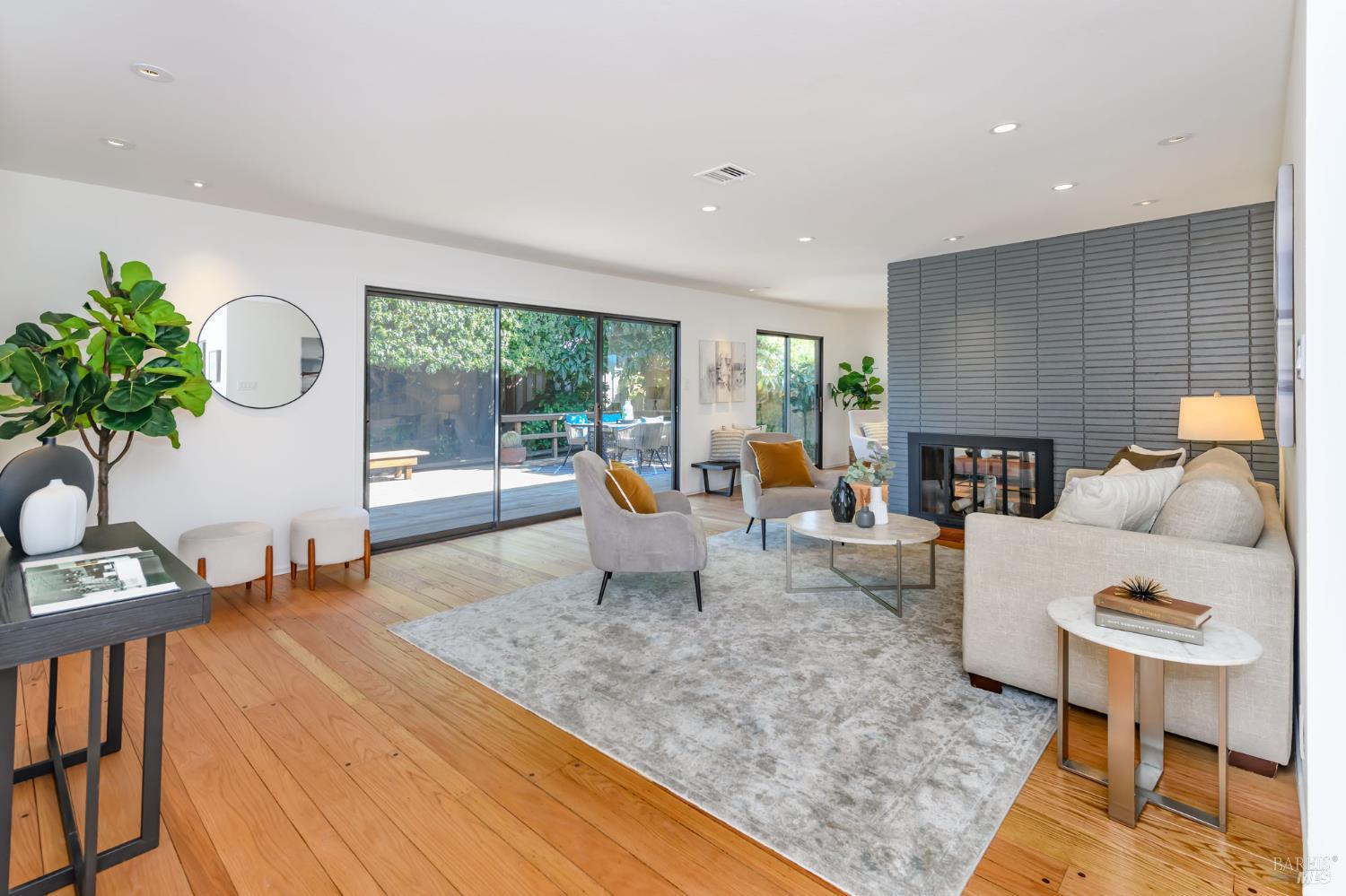 Detail Gallery Image 5 of 31 For 32 Knight Dr, San Rafael,  CA 94901 - 3 Beds | 2 Baths