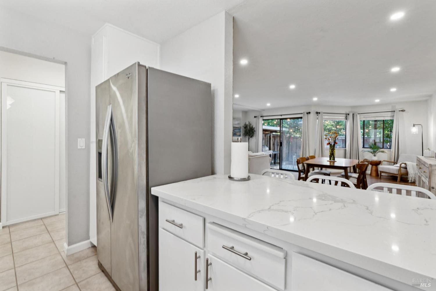 Detail Gallery Image 10 of 28 For 1302 Marylyn Cir, Petaluma,  CA 94954 - 3 Beds | 2/1 Baths