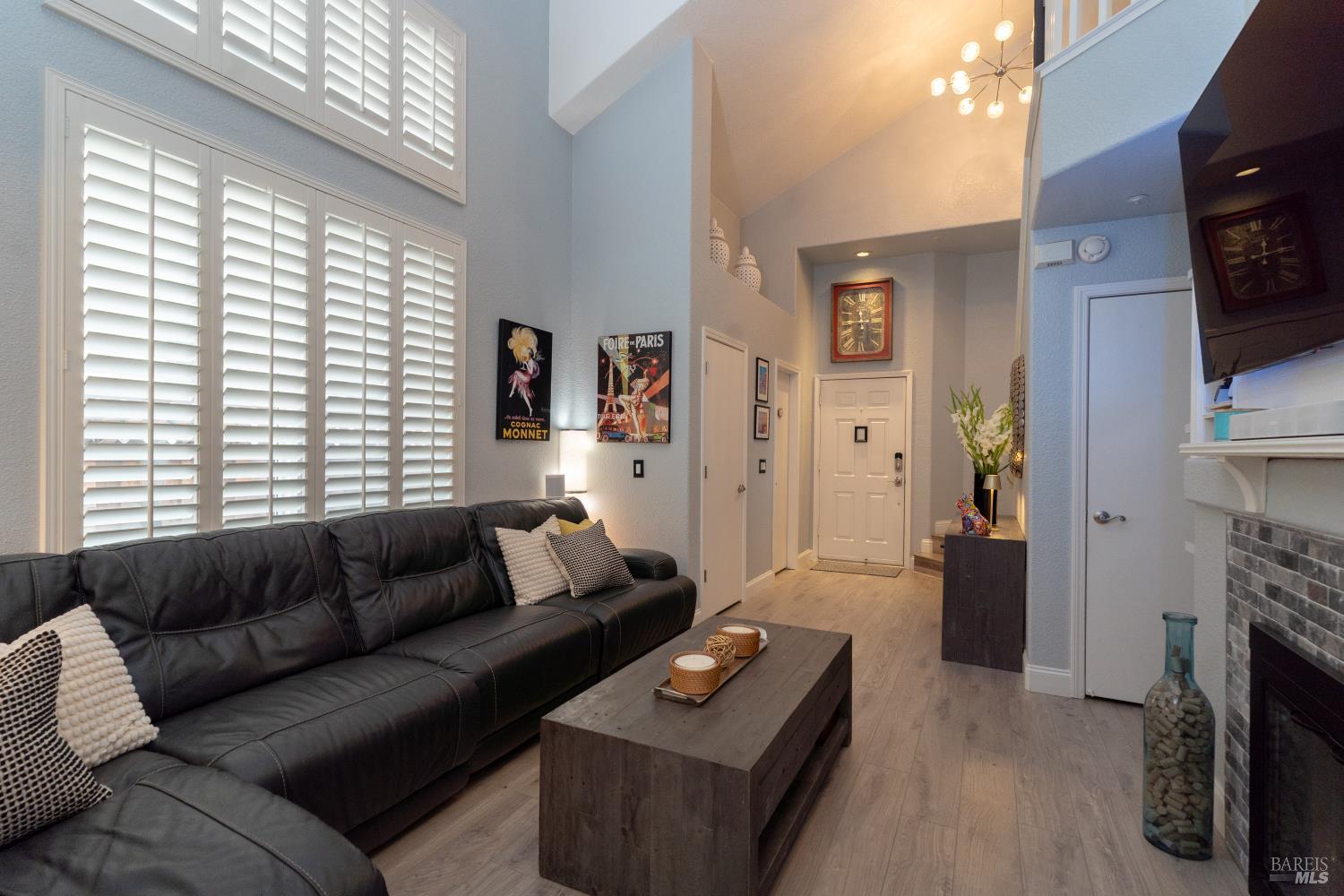 Detail Gallery Image 5 of 35 For 125 Trent Dr, Napa,  CA 94558 - 3 Beds | 2/1 Baths