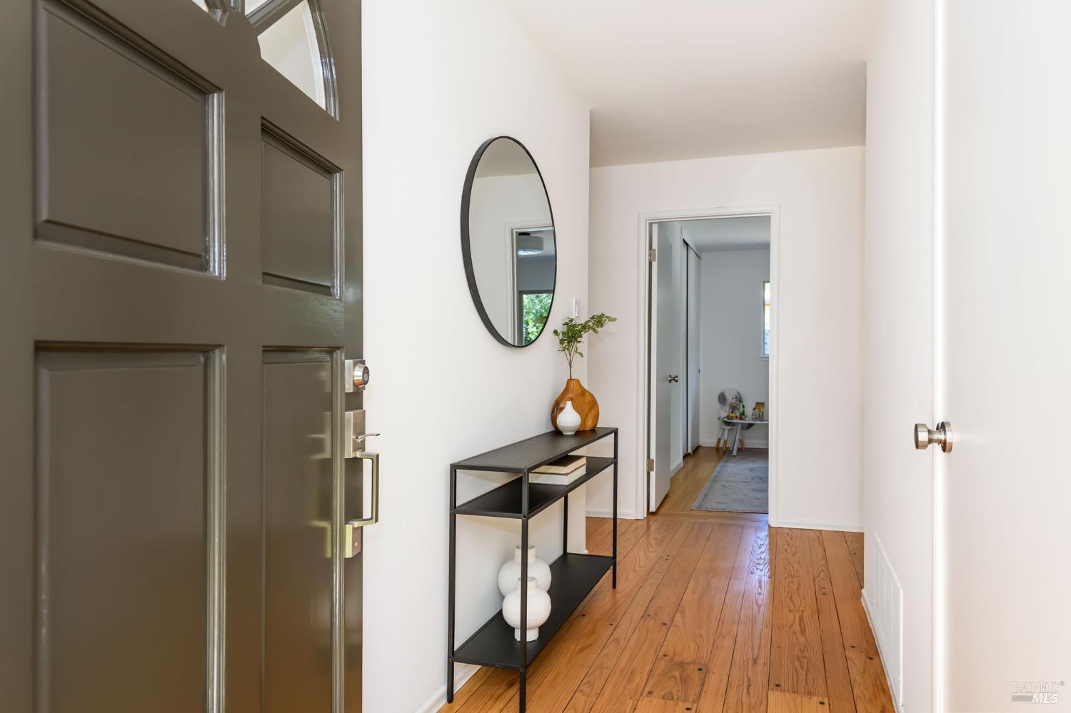 Detail Gallery Image 3 of 31 For 32 Knight Dr, San Rafael,  CA 94901 - 3 Beds | 2 Baths