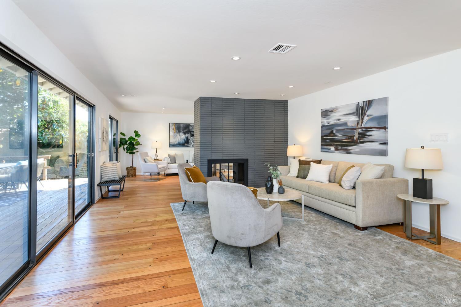 Detail Gallery Image 4 of 31 For 32 Knight Dr, San Rafael,  CA 94901 - 3 Beds | 2 Baths