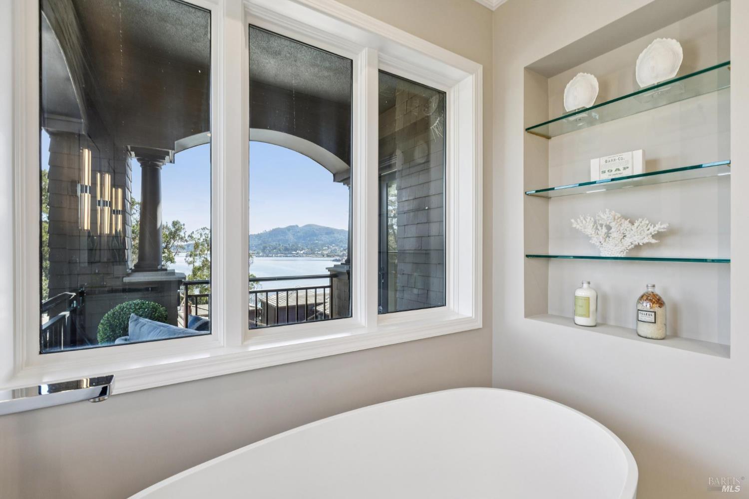 Detail Gallery Image 13 of 68 For 30 De Silva Island Dr, Mill Valley,  CA 94941 - 3 Beds | 2/1 Baths