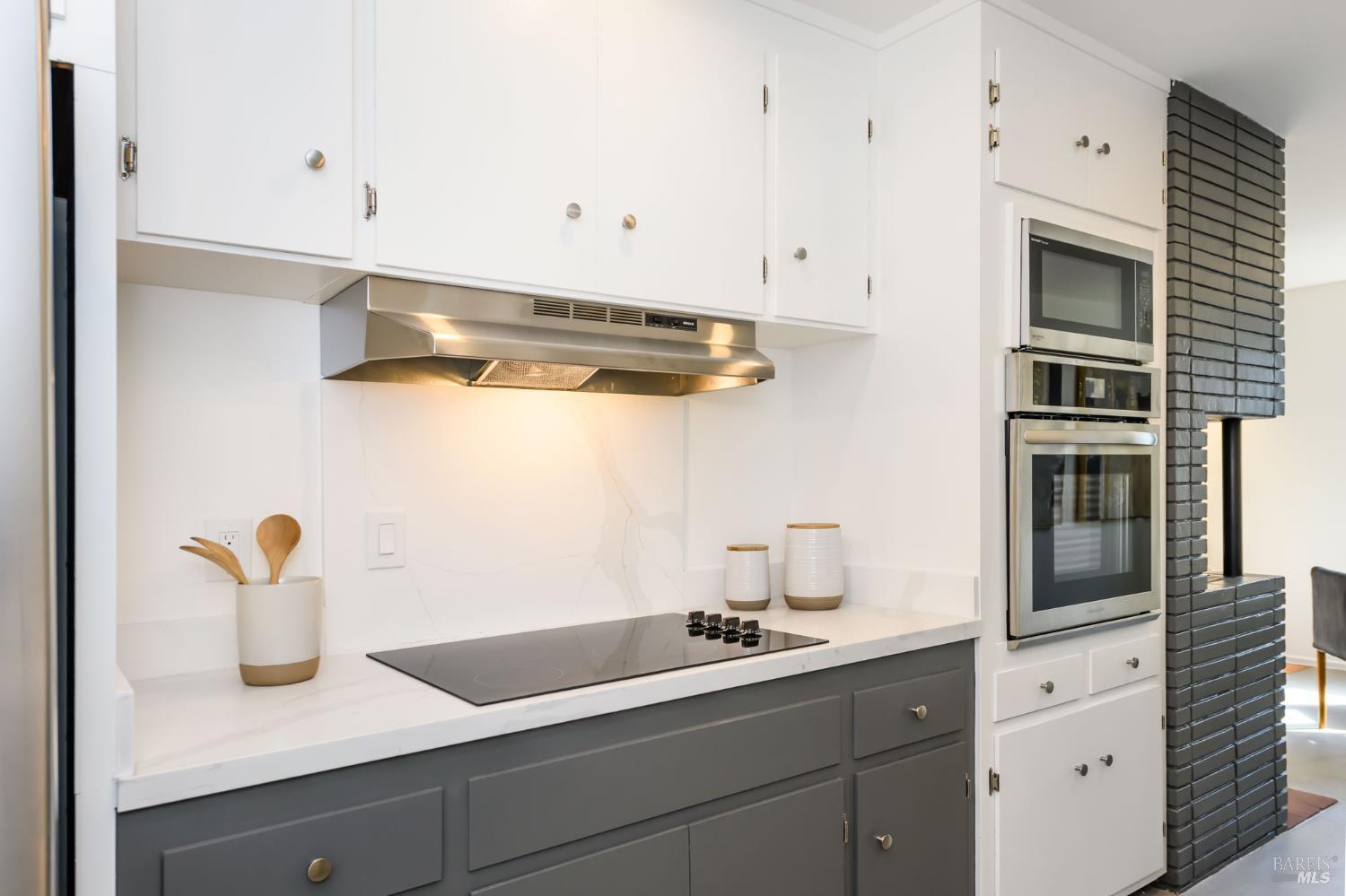 Detail Gallery Image 11 of 31 For 32 Knight Dr, San Rafael,  CA 94901 - 3 Beds | 2 Baths