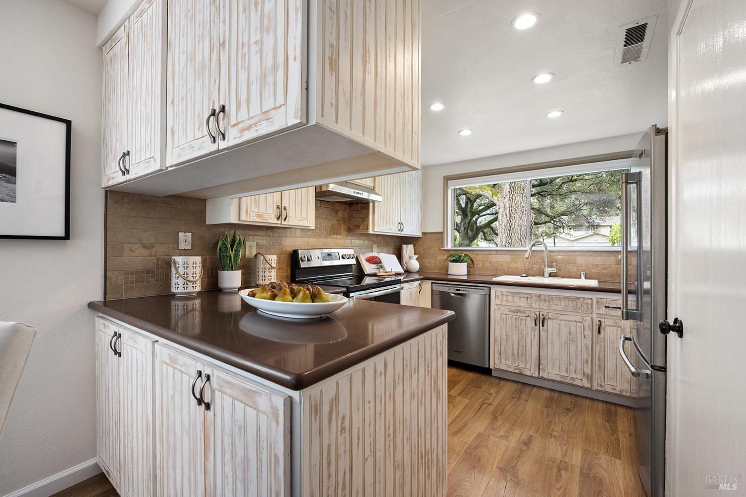 Detail Gallery Image 8 of 31 For 62 Salvatore Dr, Novato,  CA 94949 - 3 Beds | 2/1 Baths