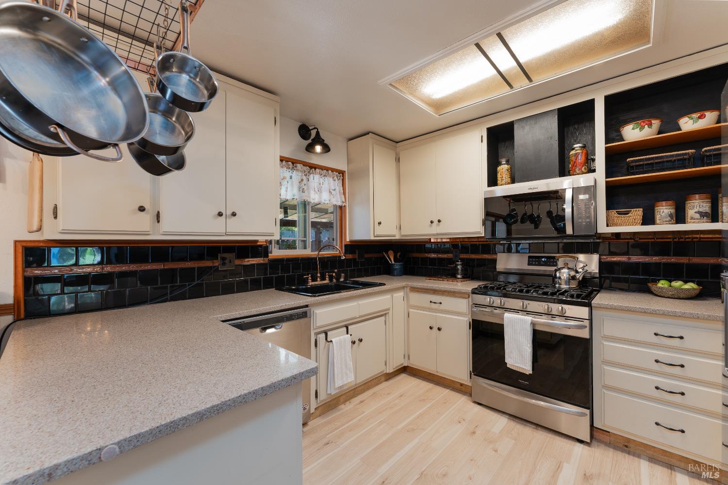 Detail Gallery Image 8 of 24 For 216 Bonnie Ln, Willits,  CA 95490 - 3 Beds | 2 Baths