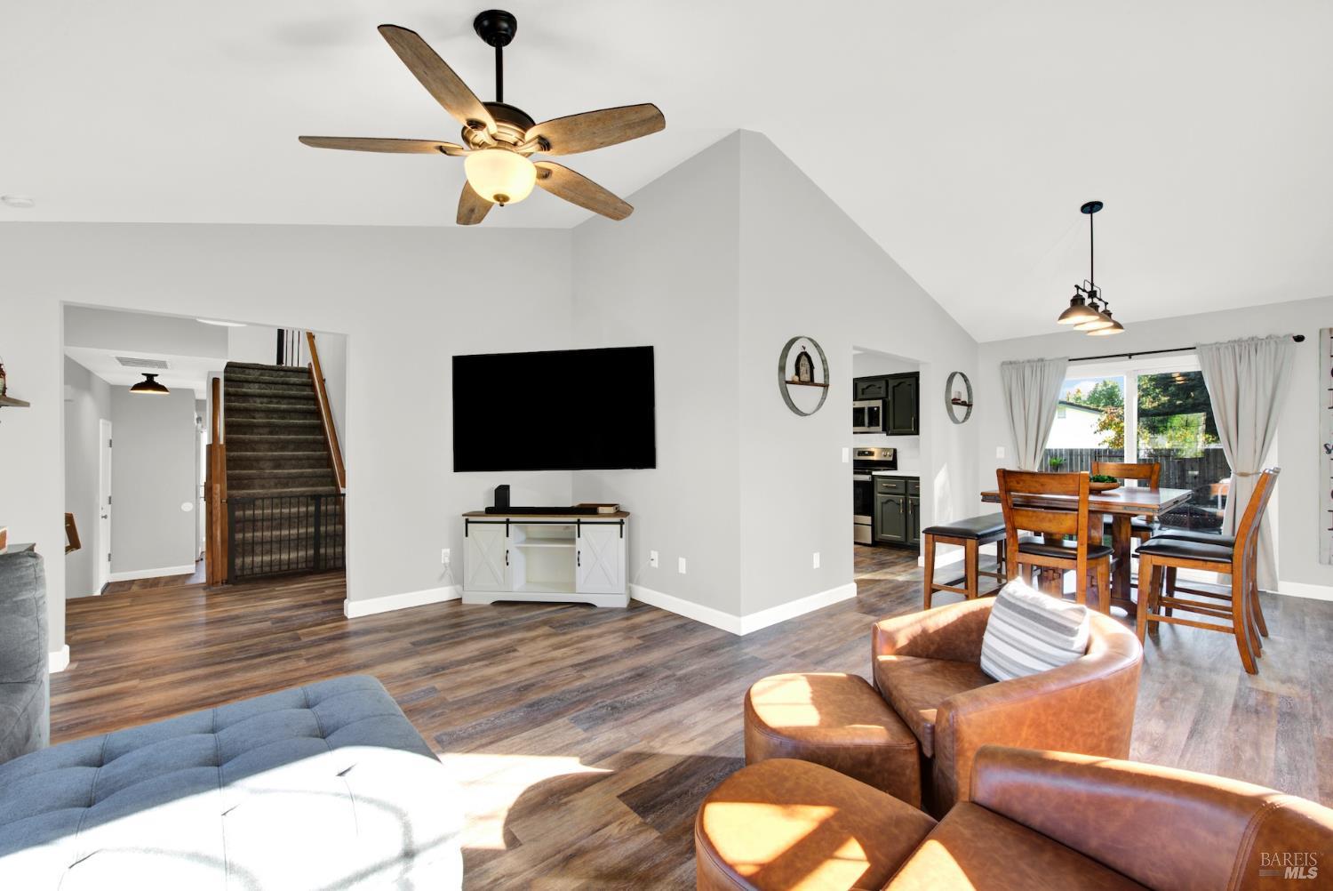 Detail Gallery Image 6 of 41 For 406 Stonecastle Way, Vacaville,  CA 95687 - 4 Beds | 2/1 Baths