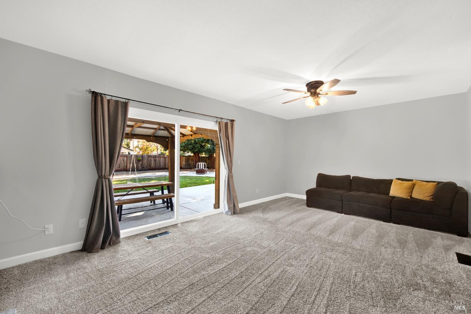 Detail Gallery Image 27 of 41 For 406 Stonecastle Way, Vacaville,  CA 95687 - 4 Beds | 2/1 Baths