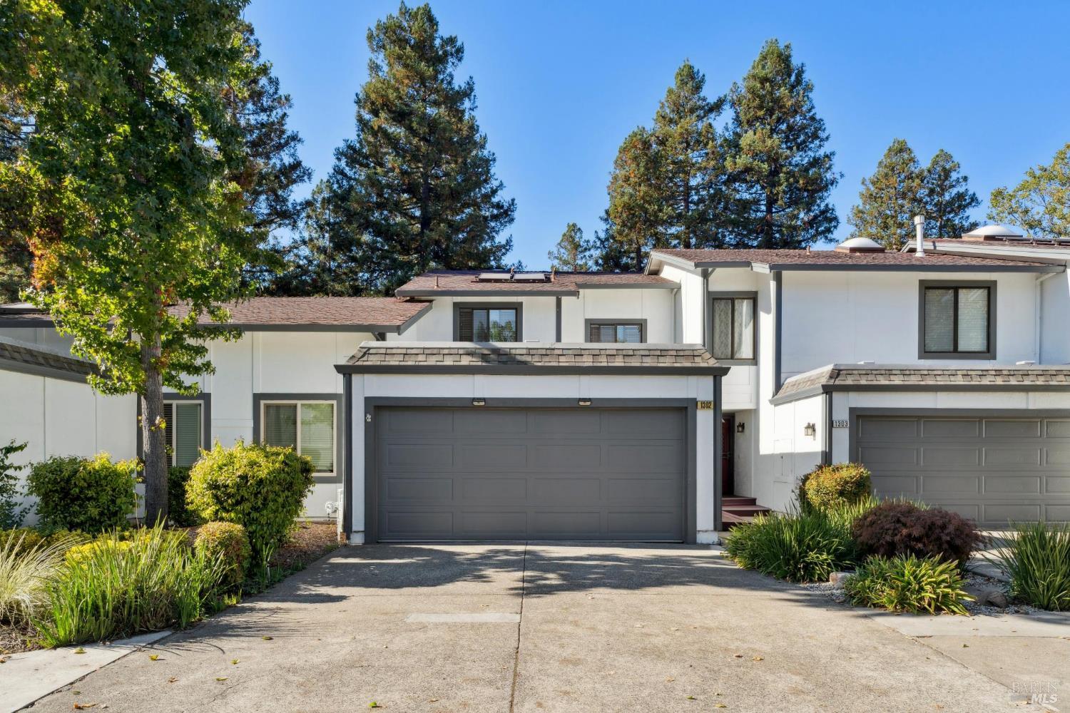 Detail Gallery Image 2 of 28 For 1302 Marylyn Cir, Petaluma,  CA 94954 - 3 Beds | 2/1 Baths