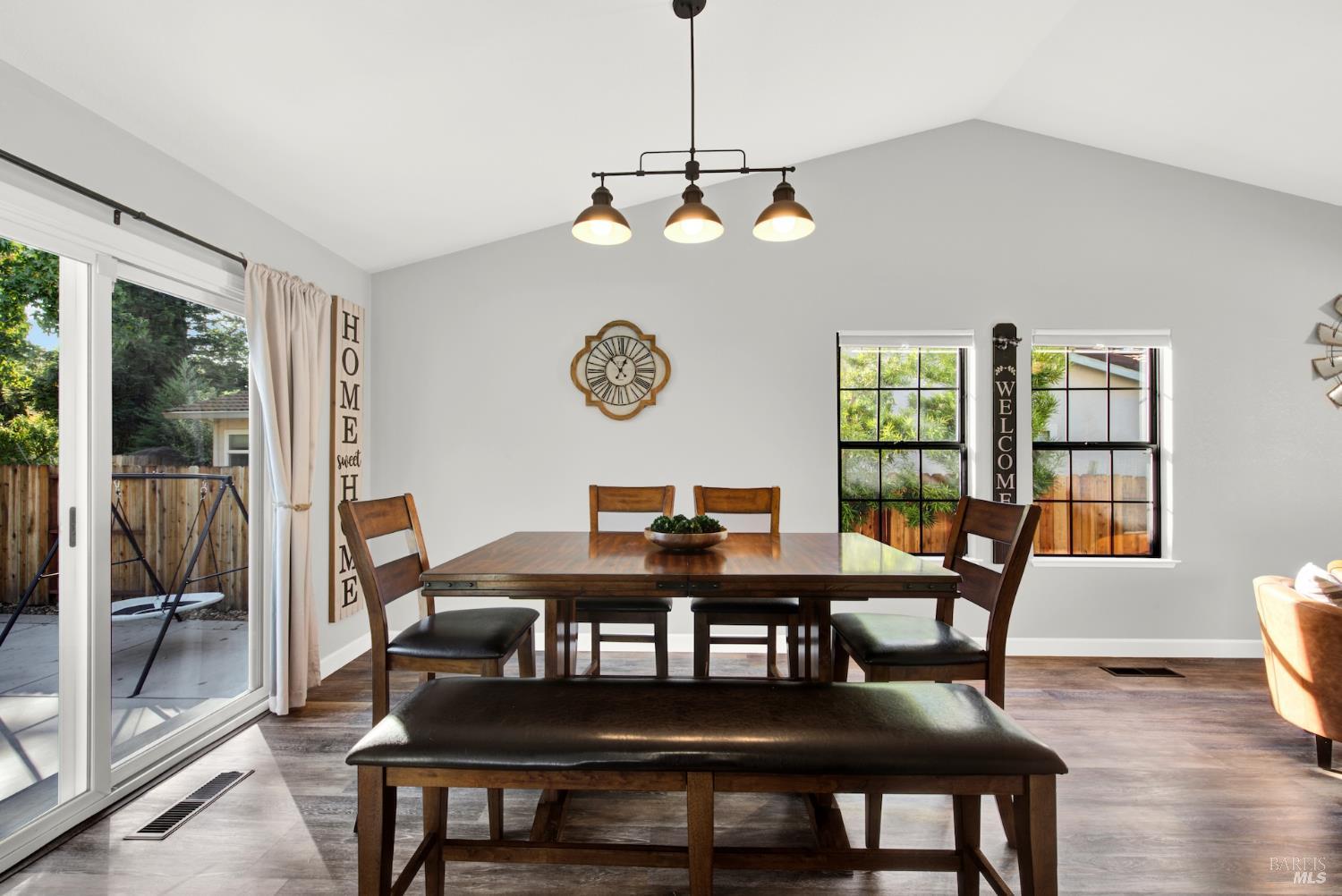 Detail Gallery Image 9 of 41 For 406 Stonecastle Way, Vacaville,  CA 95687 - 4 Beds | 2/1 Baths