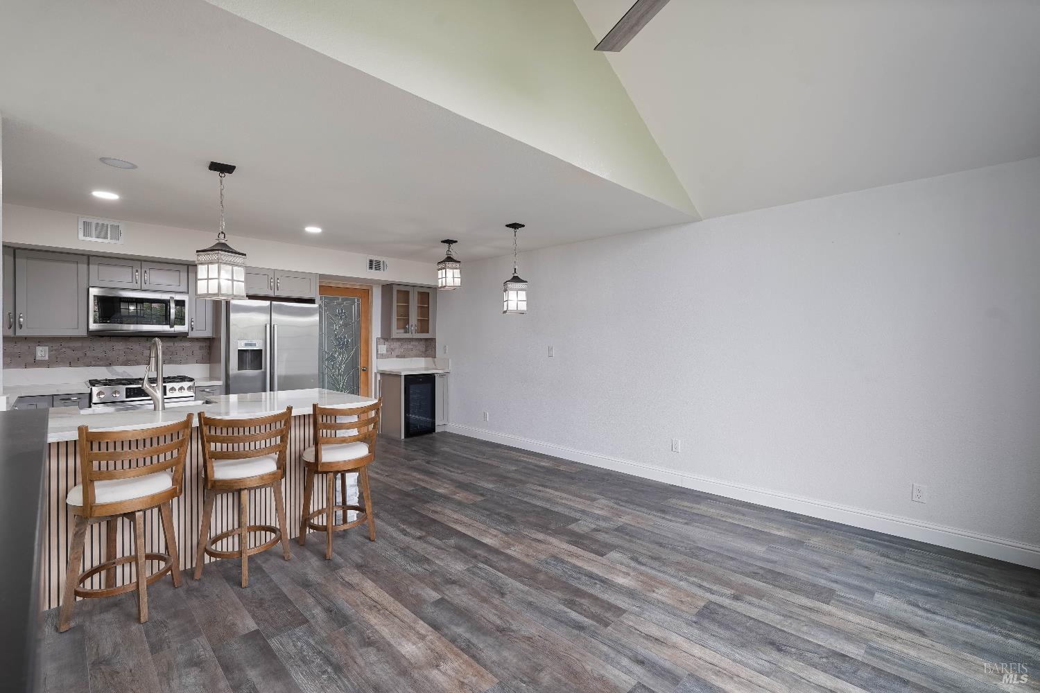 Detail Gallery Image 9 of 60 For 880 Knights Cir, Vallejo,  CA 94591 - 3 Beds | 2/1 Baths