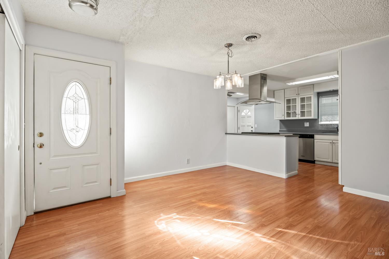 Detail Gallery Image 2 of 16 For 74 Fairview Ct, Ukiah,  CA 95482 - 3 Beds | 2 Baths