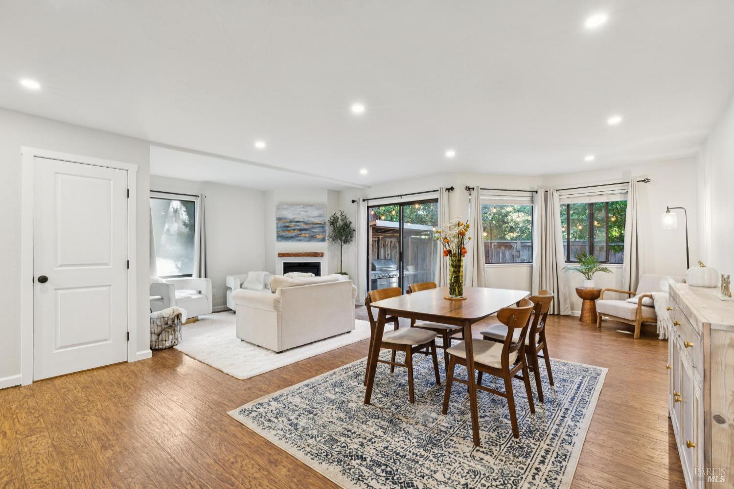 Detail Gallery Image 5 of 28 For 1302 Marylyn Cir, Petaluma,  CA 94954 - 3 Beds | 2/1 Baths