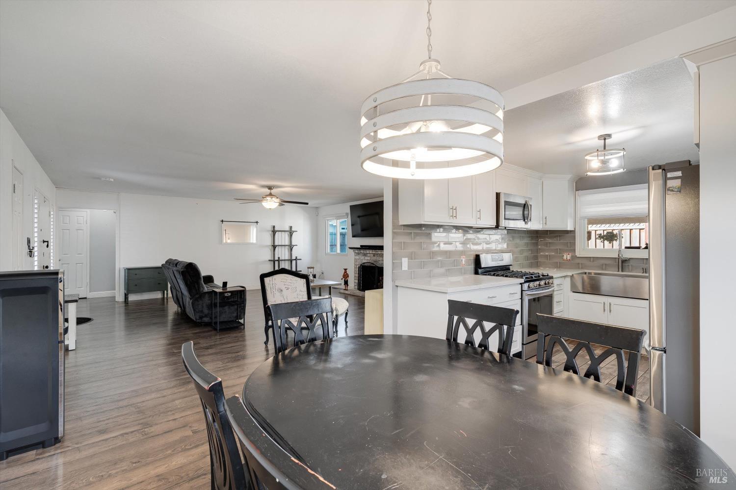 Detail Gallery Image 11 of 28 For 1605 Charlene Pl, Santa Rosa,  CA 95401 - 3 Beds | 2 Baths