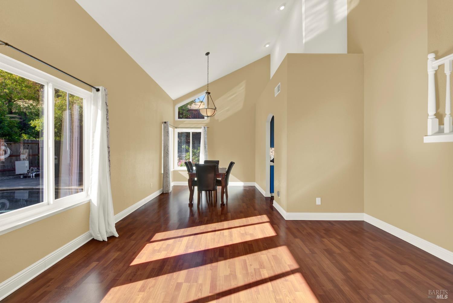 Detail Gallery Image 14 of 99 For 719 Rambleton Dr, Vacaville,  CA 95688 - 5 Beds | 3 Baths