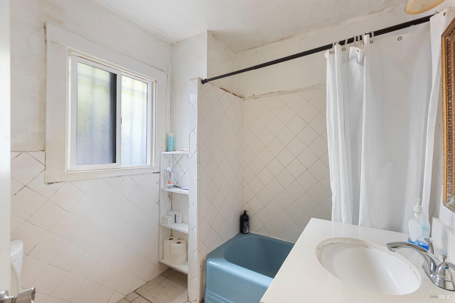 Detail Gallery Image 9 of 20 For 2627 63rd Ave, Oakland,  CA 94605 - 5 Beds | 3 Baths