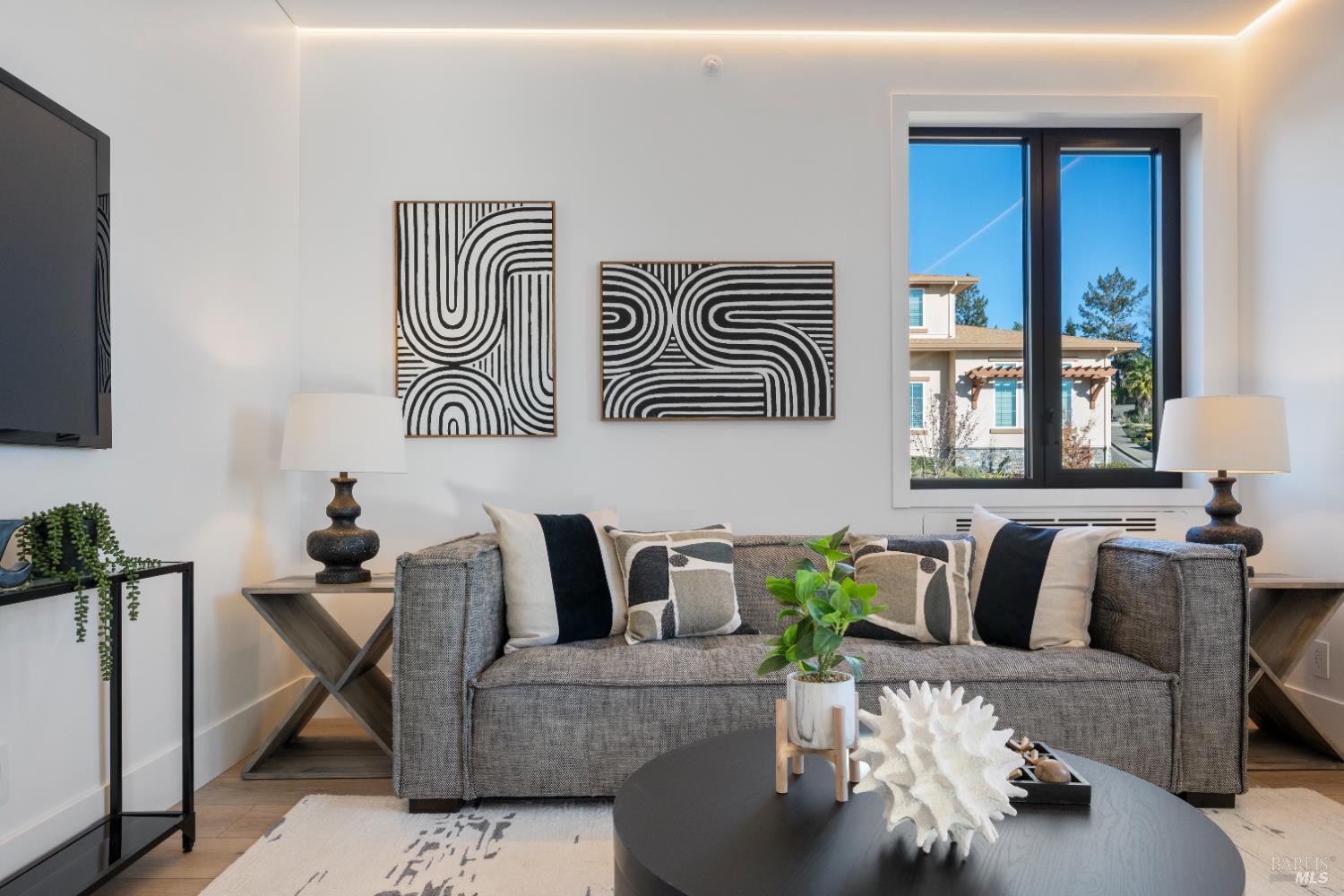 Detail Gallery Image 3 of 27 For 3804 Sedgemoore Dr, Santa Rosa,  CA 95404 - 5 Beds | 3/1 Baths