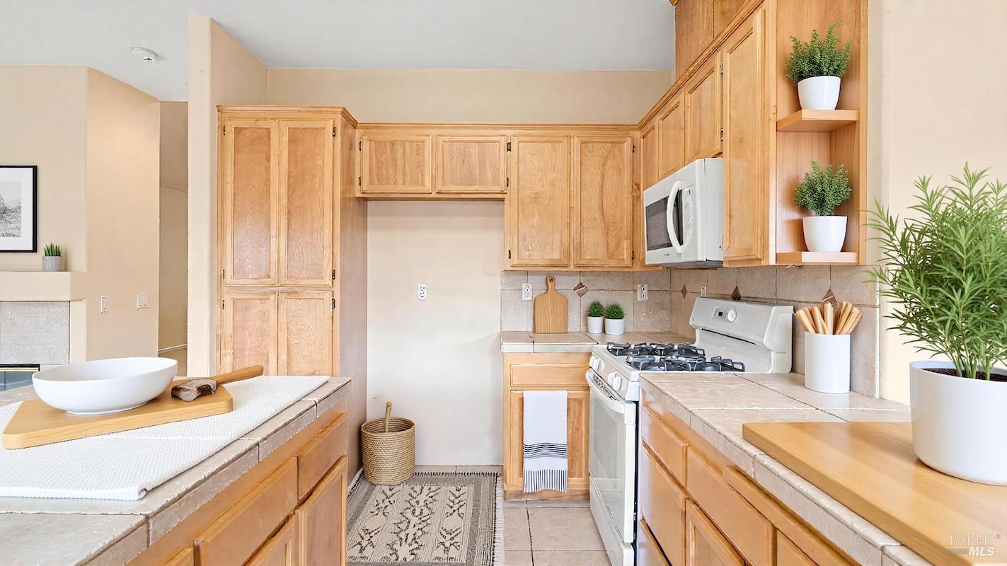 Detail Gallery Image 13 of 39 For 305 Hansbery Way, Santa Rosa,  CA 95409 - 3 Beds | 2/1 Baths