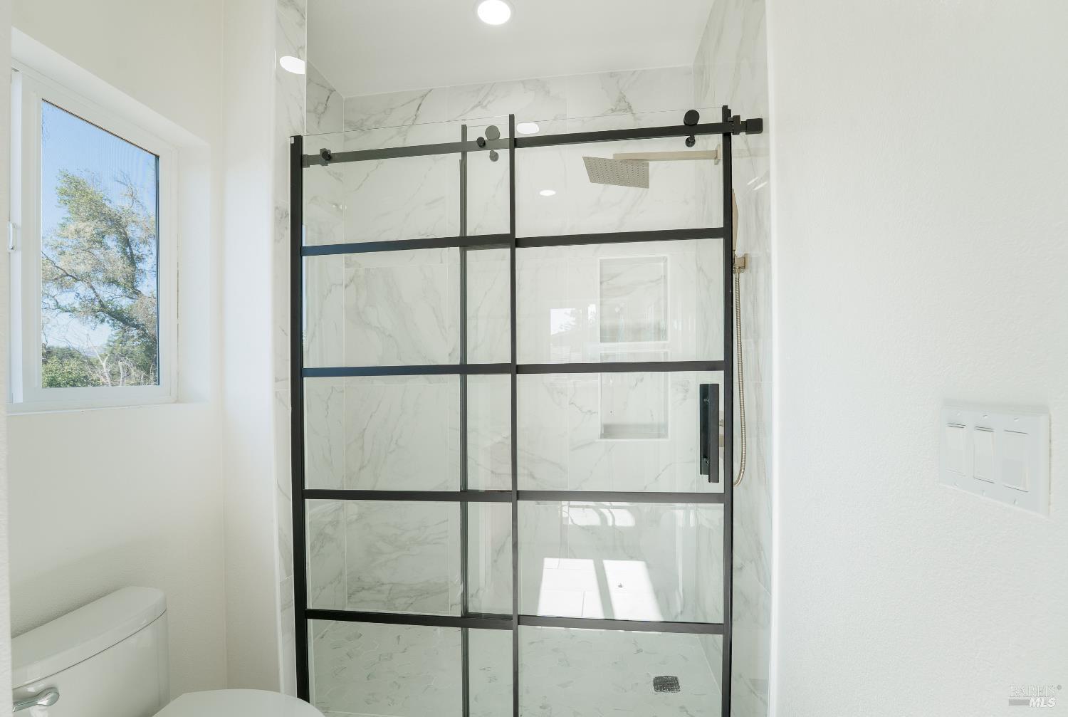 Detail Gallery Image 9 of 16 For 6100 Eastside Calpella Rd, Ukiah,  CA 95482 - 3 Beds | 2 Baths