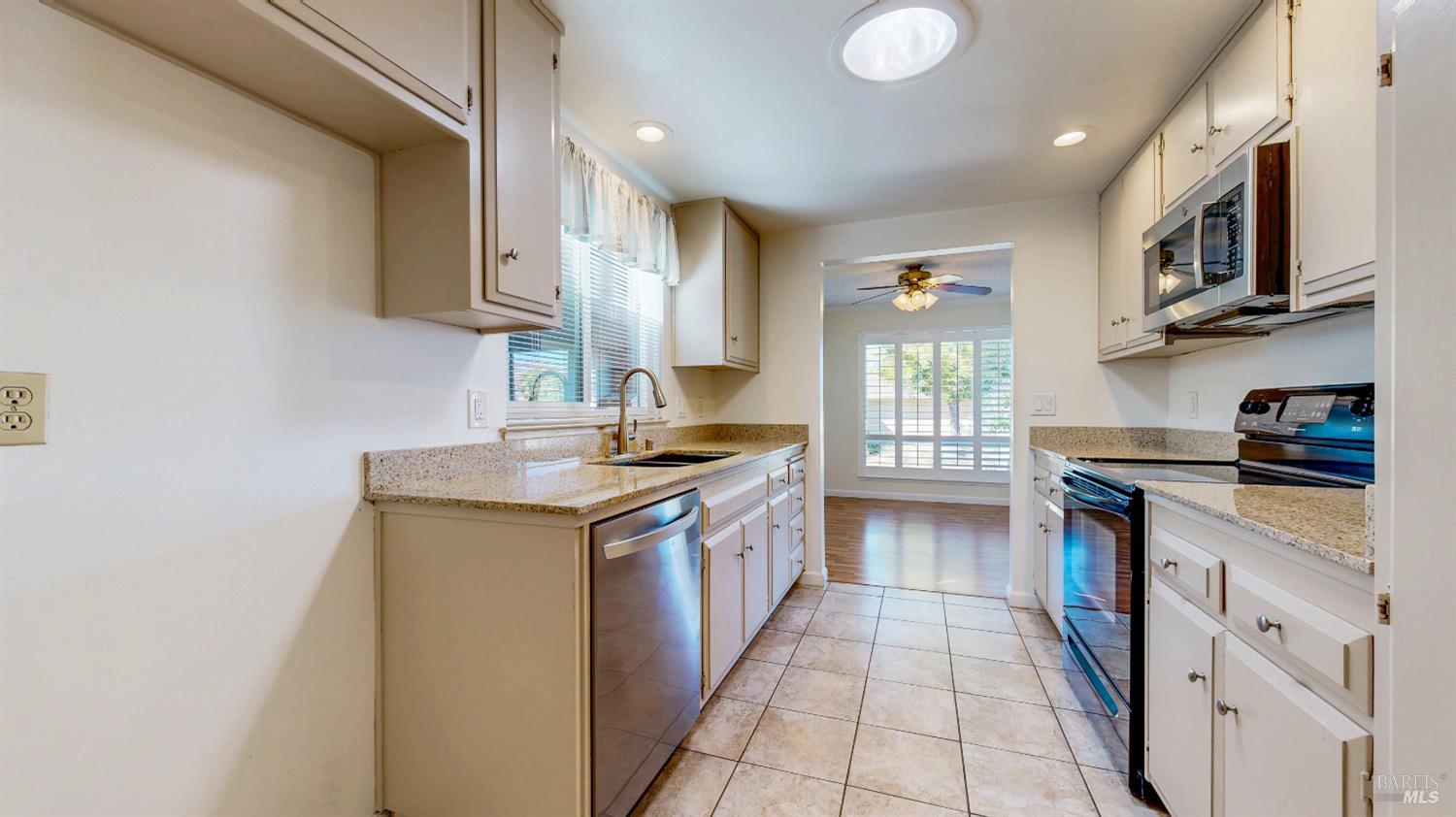 Detail Gallery Image 10 of 65 For 339 Valley Oaks Dr, Santa Rosa,  CA 95409 - 2 Beds | 2 Baths