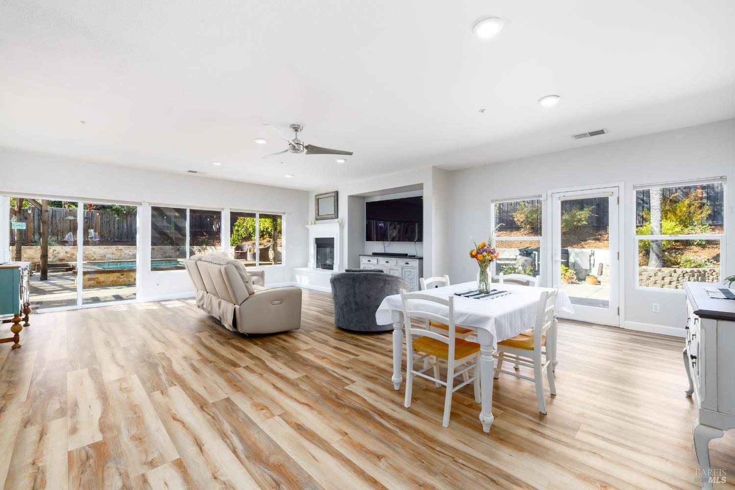 Detail Gallery Image 16 of 38 For 311 Laurel Ct, Cloverdale,  CA 95425 - 2 Beds | 2 Baths