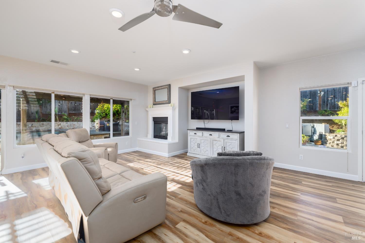 Detail Gallery Image 15 of 38 For 311 Laurel Ct, Cloverdale,  CA 95425 - 2 Beds | 2 Baths