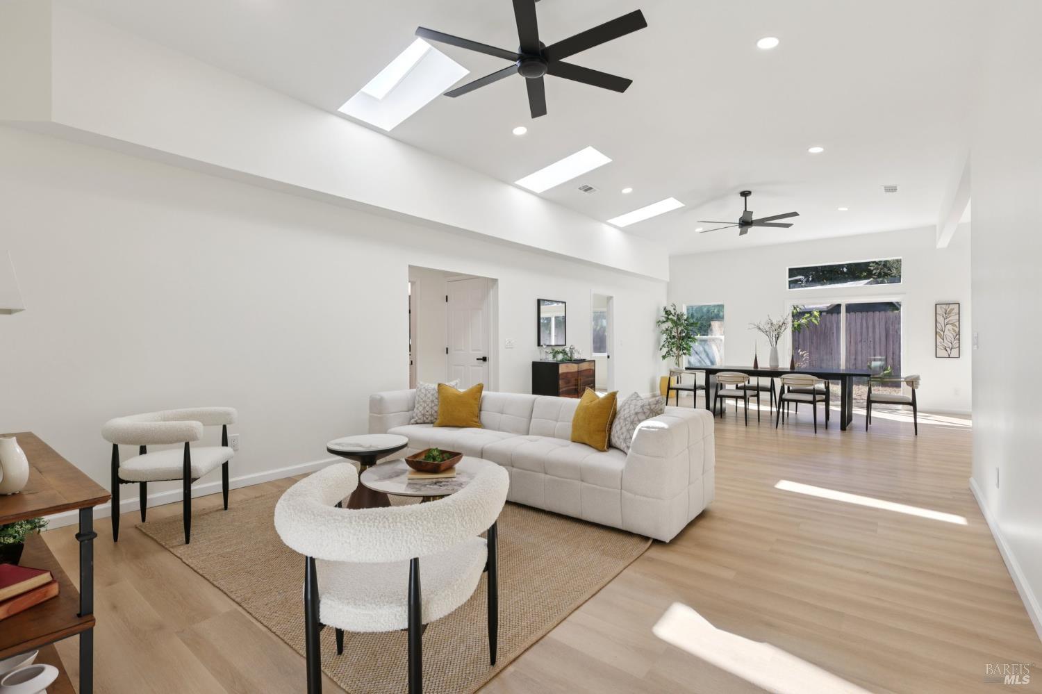 Detail Gallery Image 5 of 44 For 368 Bonnie Ct, Rohnert Park,  CA 94928 - 4 Beds | 2 Baths