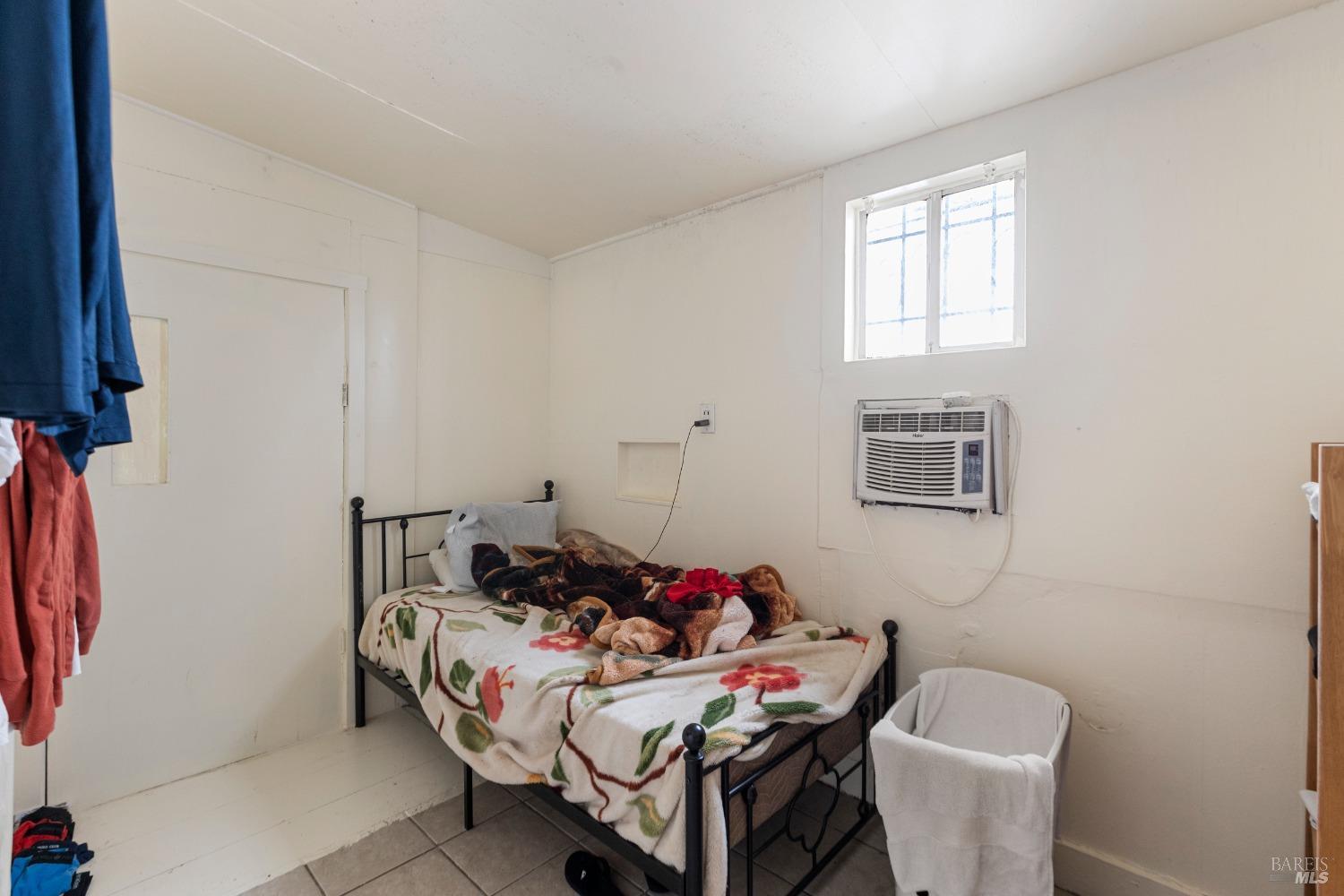 Detail Gallery Image 8 of 20 For 2627 63rd Ave, Oakland,  CA 94605 - 5 Beds | 3 Baths