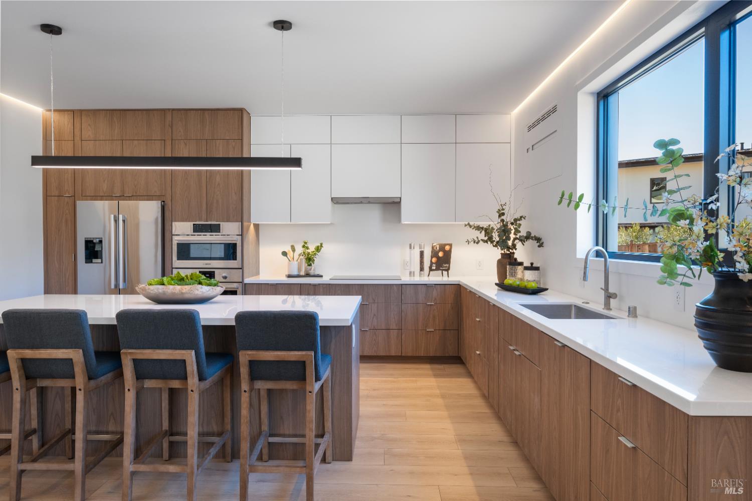 Detail Gallery Image 9 of 27 For 3804 Sedgemoore Dr, Santa Rosa,  CA 95404 - 5 Beds | 3/1 Baths